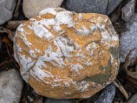 Stein mit weißem Quarz und ockerfarbenen Flächen